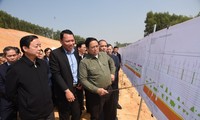 PM Periksa Proyek Jalan Tol Tuyen Quang - Phu Tho, Ucapkan Selamat Tahun Baru kepada Para Buruh dan Warga di Zona Relokasi