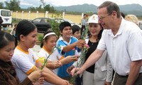 US-Abgeordnete Robert Filner unterstützt vietnamesische Dioxinopfer 