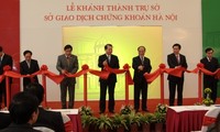 Parlamentspräsident weiht neues Hanoier Börsenzentrum ein.