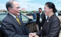 Parlamentspräsident Nguyen Sinh Hung besucht Laos