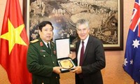 Australiens Verteidigungsminister Stephen Smith besucht Vietnam