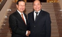 Laos Vizepremierminister trifft Vizepremierminister Nguyen Xuan Phuc