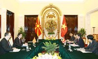 Treffen zwischen den Außenministern Vietnams und Mazedoniens