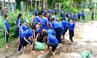 Schülern in überschwemmten Regionen helfen