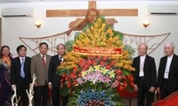 Vize-Premier Nguyen Xuan Phuc besucht zu Weihnachten Kirchengemeinde Xuan Loc