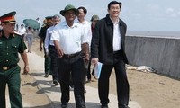 Staatspräsident Truong Tan Sang überprüft Seedeiche im Mekong-Delta