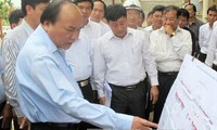 Vize-Premierminister Nguyen Xuan Phuc überprüft Bauprojekt auf Ho Chi Minh-Straße