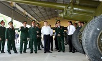 Staatspräsident Truong Tan Sang besucht Einheiten der Militärzone Nr. 7 