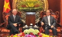 Parlamentspräsident Nguyen Sinh Hung empfängt Abgeordnetendelegationen aus den USA