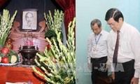 Spitzenpolitiker zünden Räucherstäbchen zum Andenken an Präsidenten Ho Chi Minh an