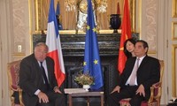 Politbüromitglied Le Hong Anh trifft Vertreter einiger Parteien im französischen Senat