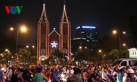 Vietnamesen und Menschen in der Welt feiern das Weihnachtsfest