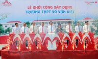 Premierminister Nguyen Tan Dung ist beim Baubeginn mehrerer wichtigen Einrichtungen anwesend