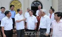 Parlamentspräsident Nguyen Sinh Hung trifft Wähler der Provinz Ha Tinh
