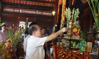 Parlamentspräsident Nguyen Sinh Hung zündet Räucherstäbchen vor Tempel Ho Chi Minh an