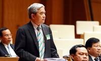 Wissenschaftsminister Nguyen Quan beantwortet Fragen der Abgeordneten