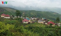 Einzigartige Häuser mit Dächern aus Gras auf dem Berg Kin Chu Phin