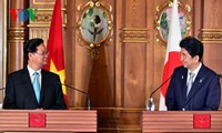Premierminister Nguyen Tan Dung führt Gespräch mit Japans Ministerpräsident Shinzo Abe