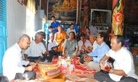 Vorführungen mit traditionellen Musikinstrumenten der Khmer in der Doi-Pagode