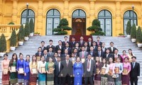 Vize-Staatspräsidentin Nguyen Thi Doan trifft herausragende laotische Studenten