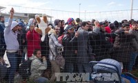 Hunderte afrikanische Flüchtlinge stürmen auf spanische Exklave