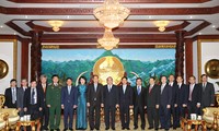 Vize-Premierminister Nguyen Xuan Phuc trifft laotische Spitzenpolitiker
