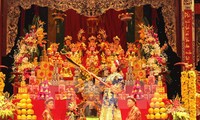 Die Botschafter sind vom Ritual “Chau van-hau dong” in Vietnam beeindruckt