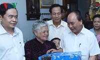 Premierminister Phuc besucht Familien der Kriegsinvaliden und gefallenen Soldaten in Can Tho