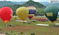 Heißluftballon fliegt erstmals über das Moc Chau-Plateau