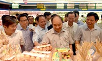 Premierminister Nguyen Xuan Phuc überprüft Nahrungsmittelhygiene in Ho Chi Minh Stadt
