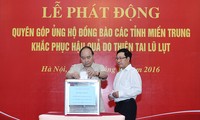 Premierminister Nguyen Xuan Phuc startet Spendenaktion für Opfer der Fluten in Zentralvietnam