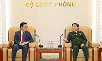 Verteidigungsminister Ngo Xuan Lich empfängt den kambodschanischen Botschafter