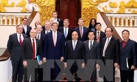 Premierminister Nguyen Xuan Phuc empfängt ehemaligen US-Außenminister John Kerry