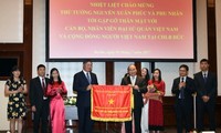 Premierminister Nguyen Xuan Phuc trifft Mitarbeiter der vietnamesischen Botschaft in Deutschland