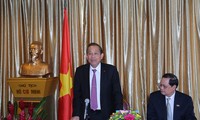 Vize-Premierminister Truong Hoa Binh besucht die vietnamesische Botschaft in Singapur