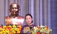 Parlamentspräsidentin Nguyen Thi Kim Ngan besucht die Universität Ton Duc Thang