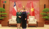 Parlamentspräsidentin Nguyen Thi Kim Ngan führt ein Gespräch mit der chilenischen Präsidentin 