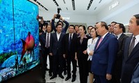 Premierminister Nguyen Xuan Phuc nimmt an der Einweihungsfeier der Fabrik LG Display teil