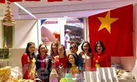 Vietnam nimmt am 25. “CHARITY BAZAAR” in der Ukraine teil