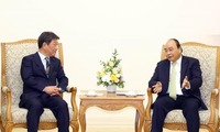 Premierminister Nguyen Xuan Phuc empfängt den japanischen Minister für Wirtschaftswiederaufbau