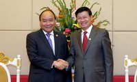Premierminister Nguyen Xuan Phuc trifft den laotischen Regierungschef