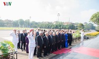 Leiter der Partei und des Staates besuchen Ho-Chi-Minh-Mausoleum zu seinem 128. Geburtstag