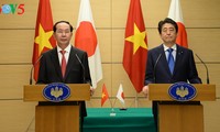 Staatspräsident Tran Dai Quang und Japans Premierminister leiten die gemeinsame Pressekonferenz