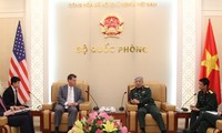 Vize-Verteidigungsminister Nguyen Chi Vinh empfängt Assistent des US-Verteidigungsministers