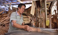 Der Mann, der sich seit 35 Jahren mit der Herstellung der Vollmondkuchenform beschäftigt