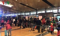 Fluggäste interessieren sich für die Dienstleistungen auf dem Flughafen Van Don