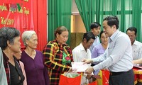 Vorsitzender der Vaterländischen Front Vietnams überreicht armen Familien in Hau Giang Geschenke