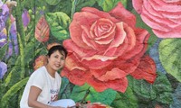 Malerin Nguyen Thu Thuy bemalt die Wand “Französisch-vietnamesischer Frühling” am Seine-Fluss