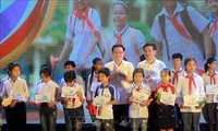 Vize-Premierminister Vuong Dinh Hue nimmt am Programm zur Lernförderung in Thai Binh teil