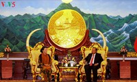 Parlamentspräsidentin Nguyen Thi Kim Ngan trifft den laotischen Staatspräsidenten